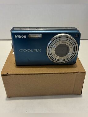 Nikon Coolpix S550 10.0 MP Digital BlueCamera w/ Battery
